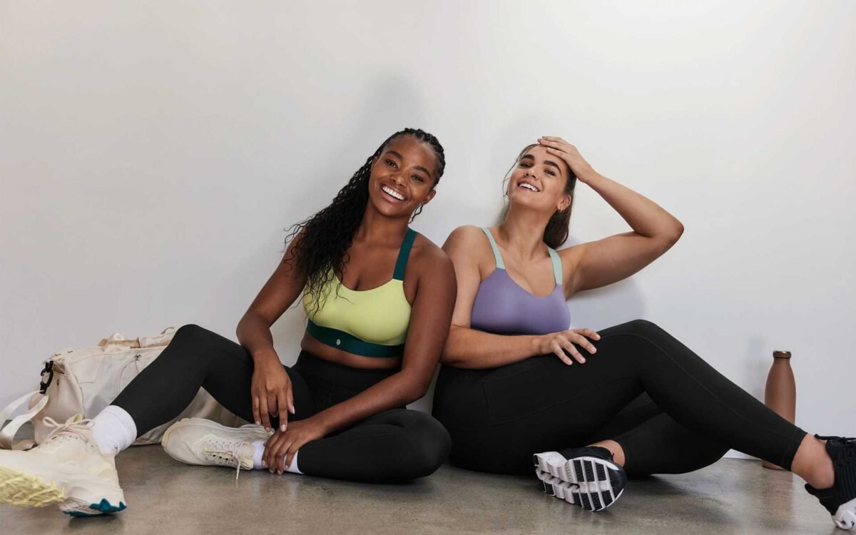 Nylon vs Polyester Leggings: Which Fabric Is Better for Gym & Yoga?