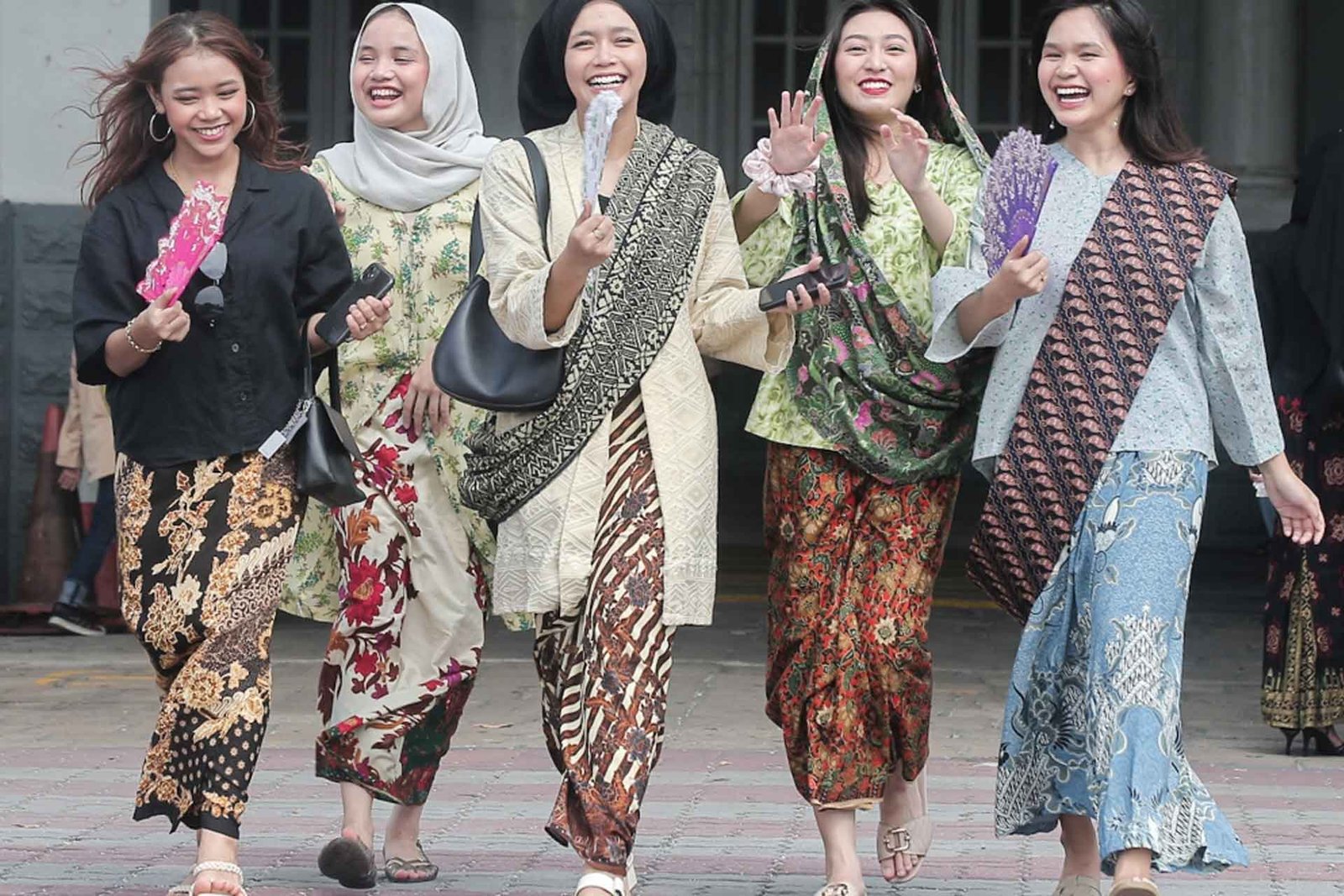 Batik Fashion Guide: How to Wear Traditional Prints in a Modern Way batik sarong