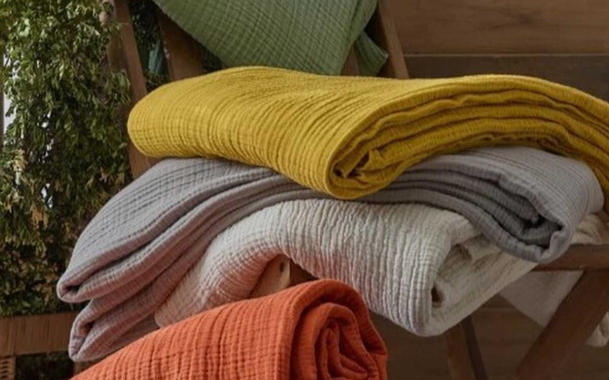 Muslin vs Chiffon: Comparing Drape, Transparency, and Texture